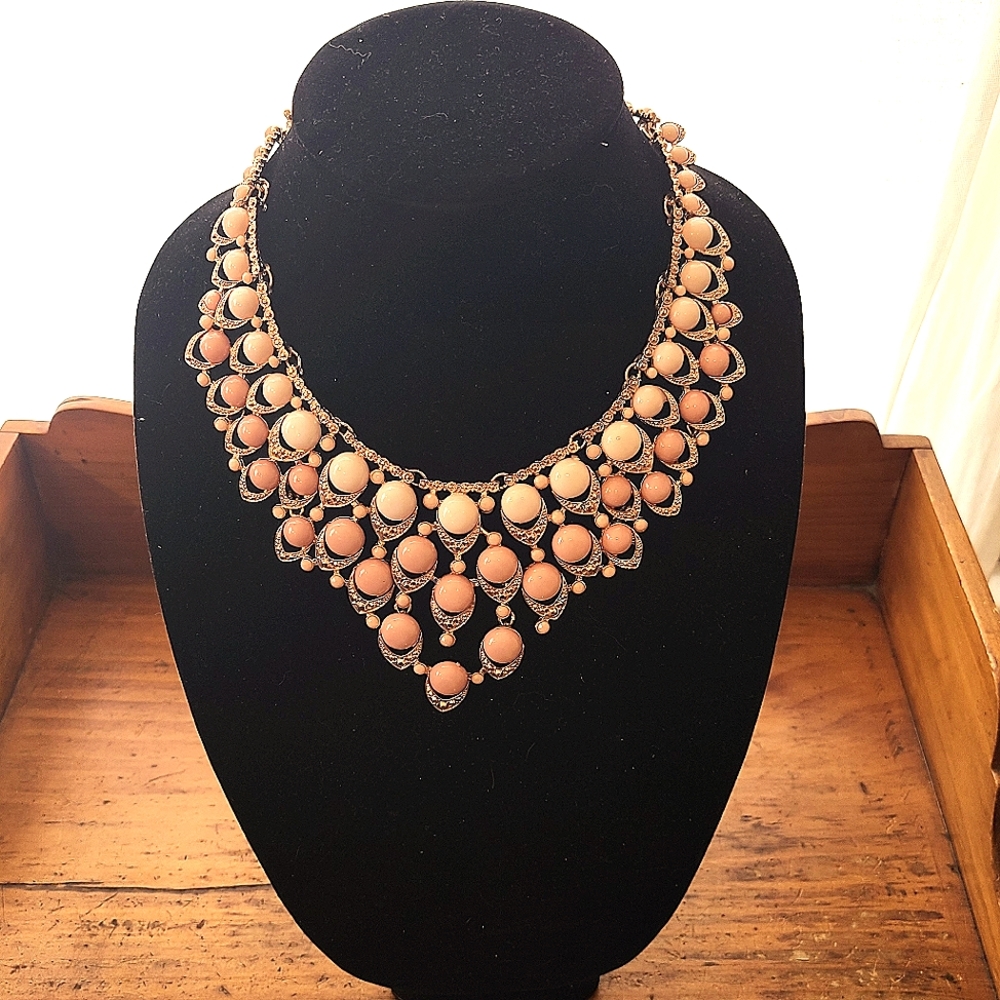 Collar necklace